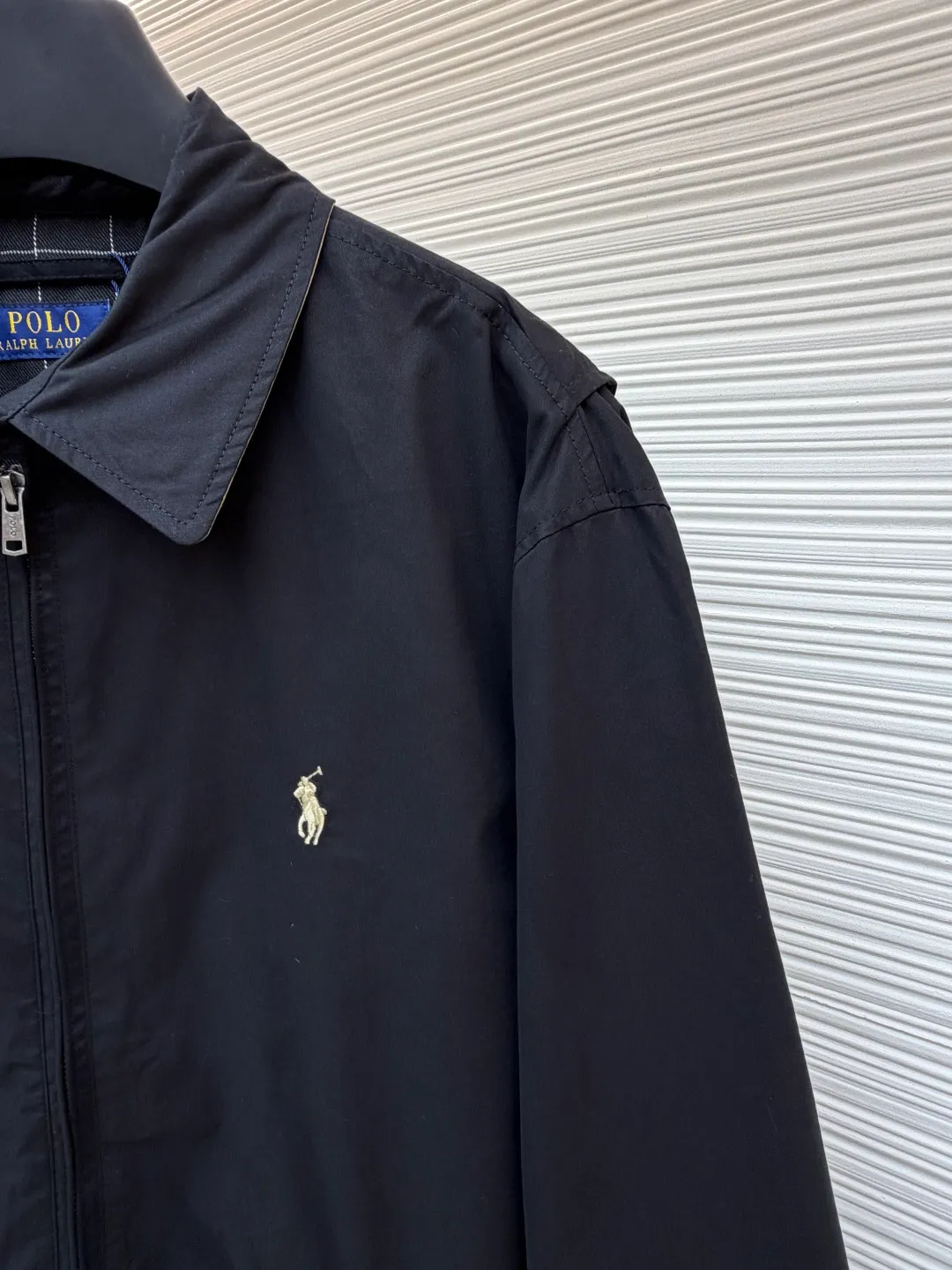 P500 Ralph Lauren embroidered zipper jacket ●Original version: Purchased and developed for 2490 ●Item number: 1681895-B20 ●Fabric: Cotton double-strand fine bias elegant fabric ●Technology: Embroidery production ●Color: Black ●Version: Fitted version ●Weight: about 625 grams ●Size: S-M-L-XL ●Description: Customized cotton double-strand fine bias elegant fabric, soft and silky, comfortable and close to the skin Using an extremely pure black tone as the background, a touch of light gold pony logo embroidery is embellished on the chest. It is more dazzling due to the black background. Low-key and powerful. Subtle changes in luster inject breathing and vitality into the black jacket. Outline a high-end silhouette with extreme simplicity. Show taste in silent places. Style understanding. Universal adaptability, using imported machine embroidery technology. Use advanced computer control system and sophisticated mechanical components to realize the iconic pony embroidery operation with high precision. The lines are smooth and delicate. The template machine opens the bag with a preset template to guide the position, shape and size of the bag. The accuracy ensures the quality of the bag opening effect. The infrared positioning cutting machine uses an infrared transmitter and an infrared receiver to achieve precise positioning of the material. The accuracy can reach the micron level to meet the effect of high-precision cutting of plaid alignment. The fabrics have been carefully washed and have a better hand feel and texture. They are not easy to deform, not easy to shrink, not easy to fade, and maintain long-term beauty. The overall wiring is straight and delicate, the fabric is comfortable and soft, and the color is consistent without color difference. It can be matched with the same style to create a fashionable look and control various occasions. Customized accessories, complete with three standards, same style for men and women!
